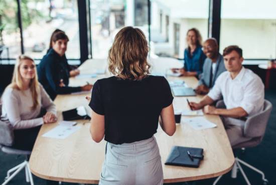 Imagem representando reunião da equipe estratégica da Food Store Brasil elaborando a missão da empresa